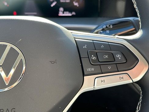 Used 2025 Volkswagen Tiguan SE image 24