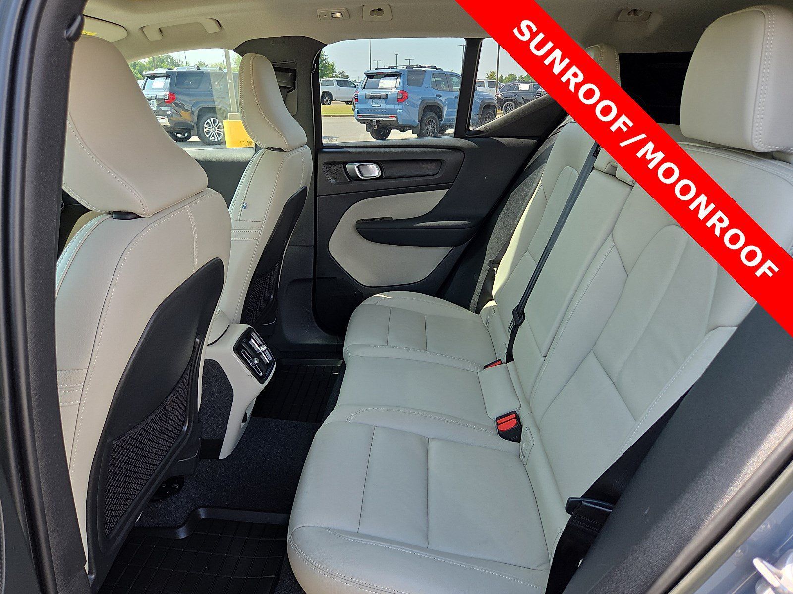 Used 2023 Volvo XC40 B4 Ultimate FWD image 10