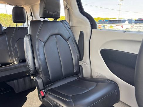 Used 2024 Chrysler Pacifica Touring-L FWD image 35