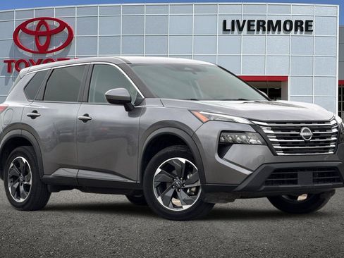 Used 2024 Nissan Rogue SV image 2