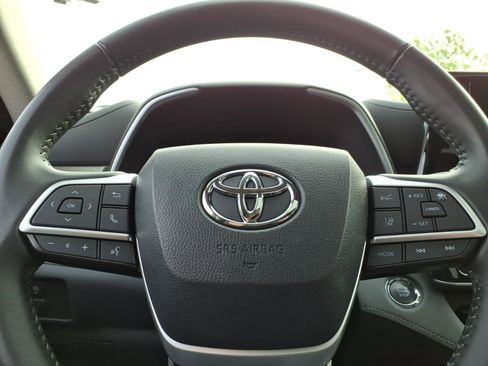 Used 2023 Toyota Highlander XLE AWD/4WD image 30
