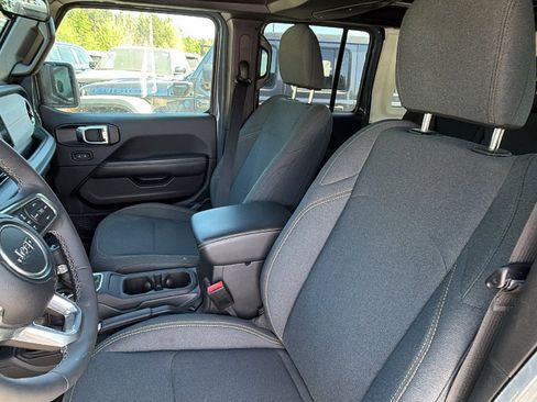 Used 2025 Jeep Wrangler Sahara w/ Safety Group image 17