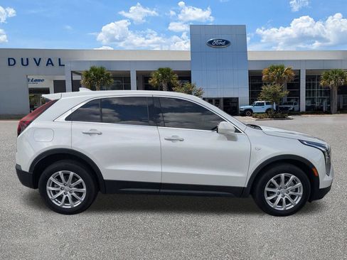Used 2023 Cadillac XT4 Luxury w/ Cold Weather Package FWD image 3