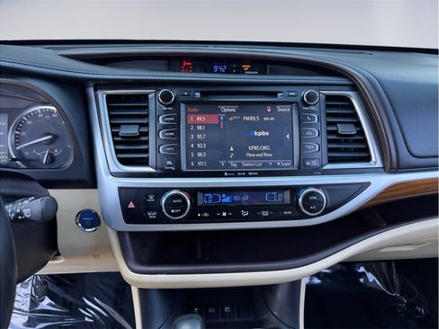 Used 2018 Toyota Highlander Limited w/ Carpet Mat Package (TMS) image 11