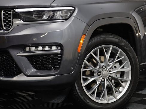 Used 2025 Jeep Grand Cherokee Summit image 3