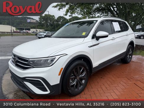Certified 2023 Volkswagen Tiguan SE w/ Panoramic Sunroof Package FWD image 1