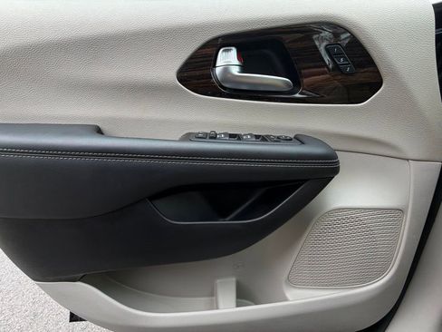 Certified 2024 Chrysler Pacifica Limited image 31