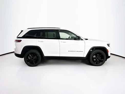 Used 2023 Jeep Grand Cherokee Altitude AWD/4WD image 10
