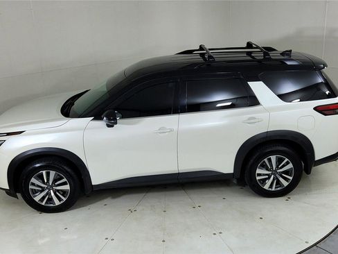 Used 2024 Nissan Pathfinder SL w/ Lighting Package (N92) image 16