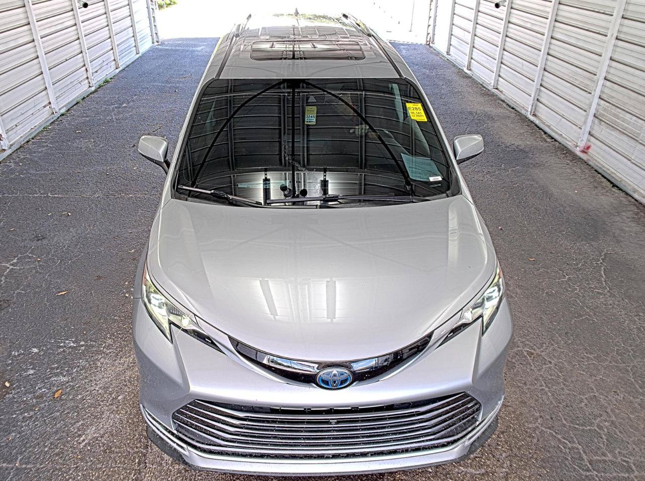 Used 2021 Toyota Sienna Platinum FWD image 2