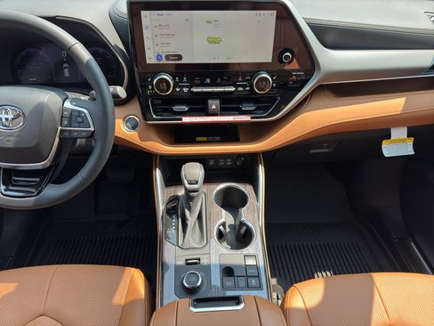 New 2026 Toyota Highlander Platinum AWD/4WD image 12