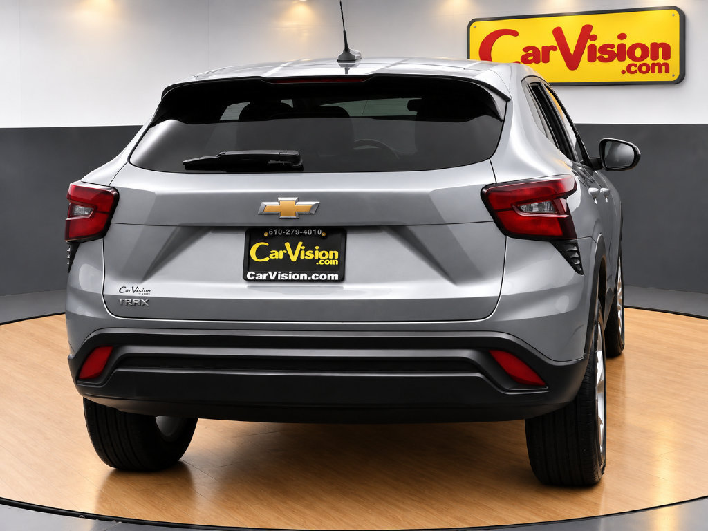 Used 2024 Chevrolet Trax LS w/ LS Convenience Package FWD image 4