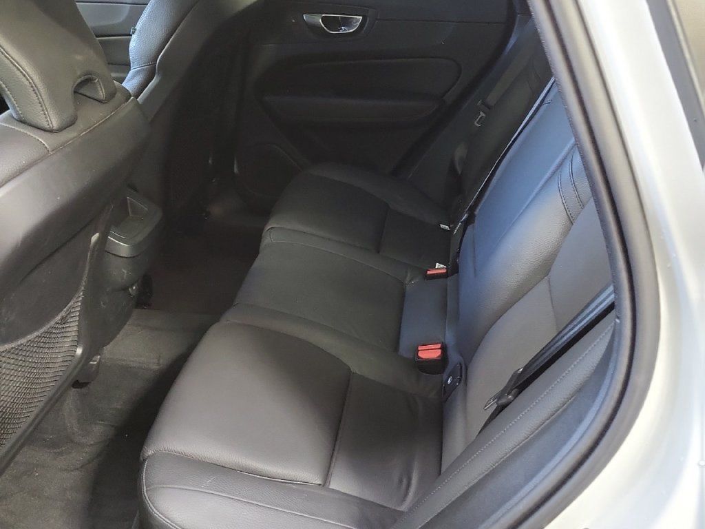 Used 2024 Volvo XC60 B5 Plus w/ Protection Package Premier AWD/4WD image 4