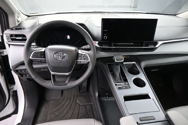 Used 2026 Toyota Sienna XLE FWD image 19