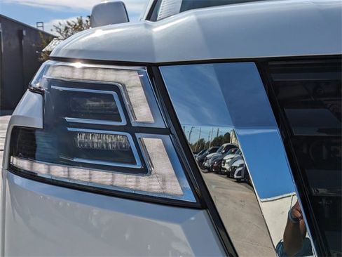 Used 2024 Nissan Armada SL w/ Captain's Chairs Package image 11
