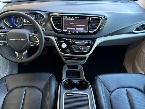 Used 2024 Chrysler Pacifica Touring-L FWD image 20