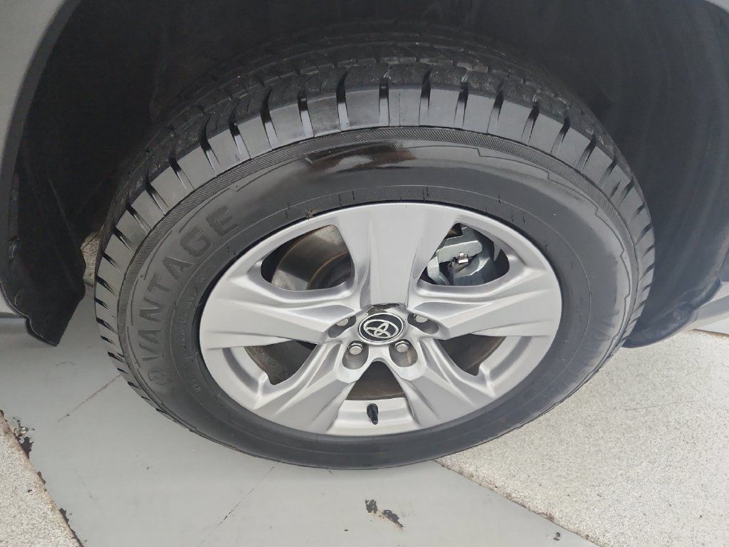 Used 2025 Toyota RAV4 XLE FWD image 33