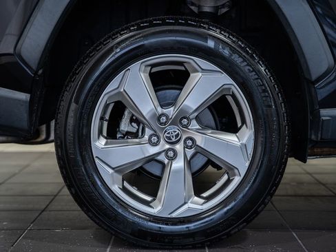 Used 2021 Toyota RAV4 XLE Premium image 16