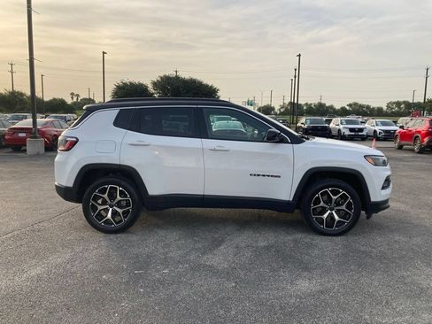 Used 2025 Jeep Compass Limited AWD/4WD image 4