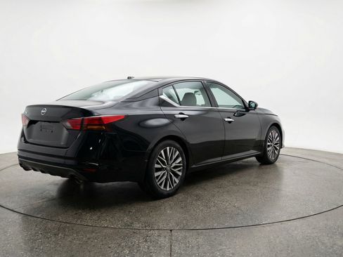 Used 2025 Nissan Altima 2.5 SV FWD image 9