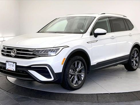 Certified 2023 Volkswagen Tiguan SE w/ Panoramic Sunroof Package image 2