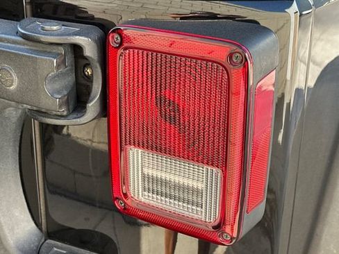 Used 2017 Jeep Wrangler Rubicon w/ Power Convenience Group AWD/4WD image 12