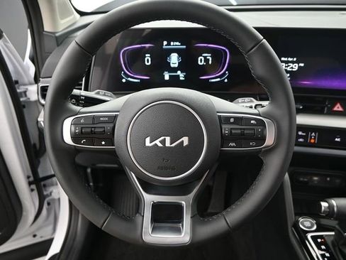 Used 2025 Kia Sportage EX FWD image 5