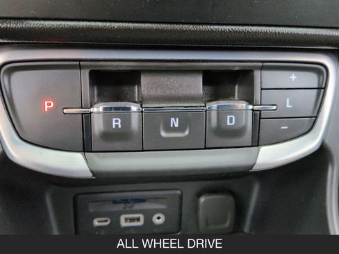 Used 2024 GMC Terrain SLT image 16