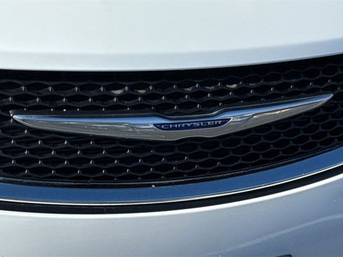 Used 2020 Chrysler Pacifica Touring image 7