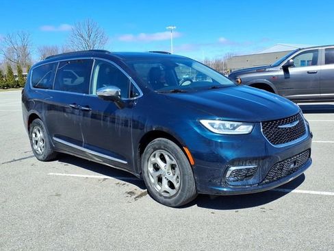 Used 2023 Chrysler Pacifica Limited w/ Uconnect Theater Family Group image 2