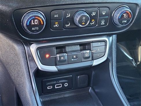 Used 2024 GMC Terrain SLT image 17