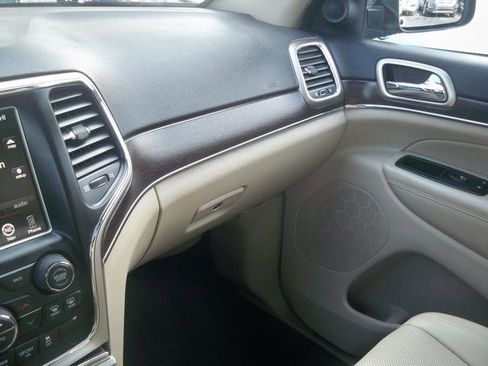 Used 2017 Jeep Grand Cherokee Limited w/ Luxury Group II image 12