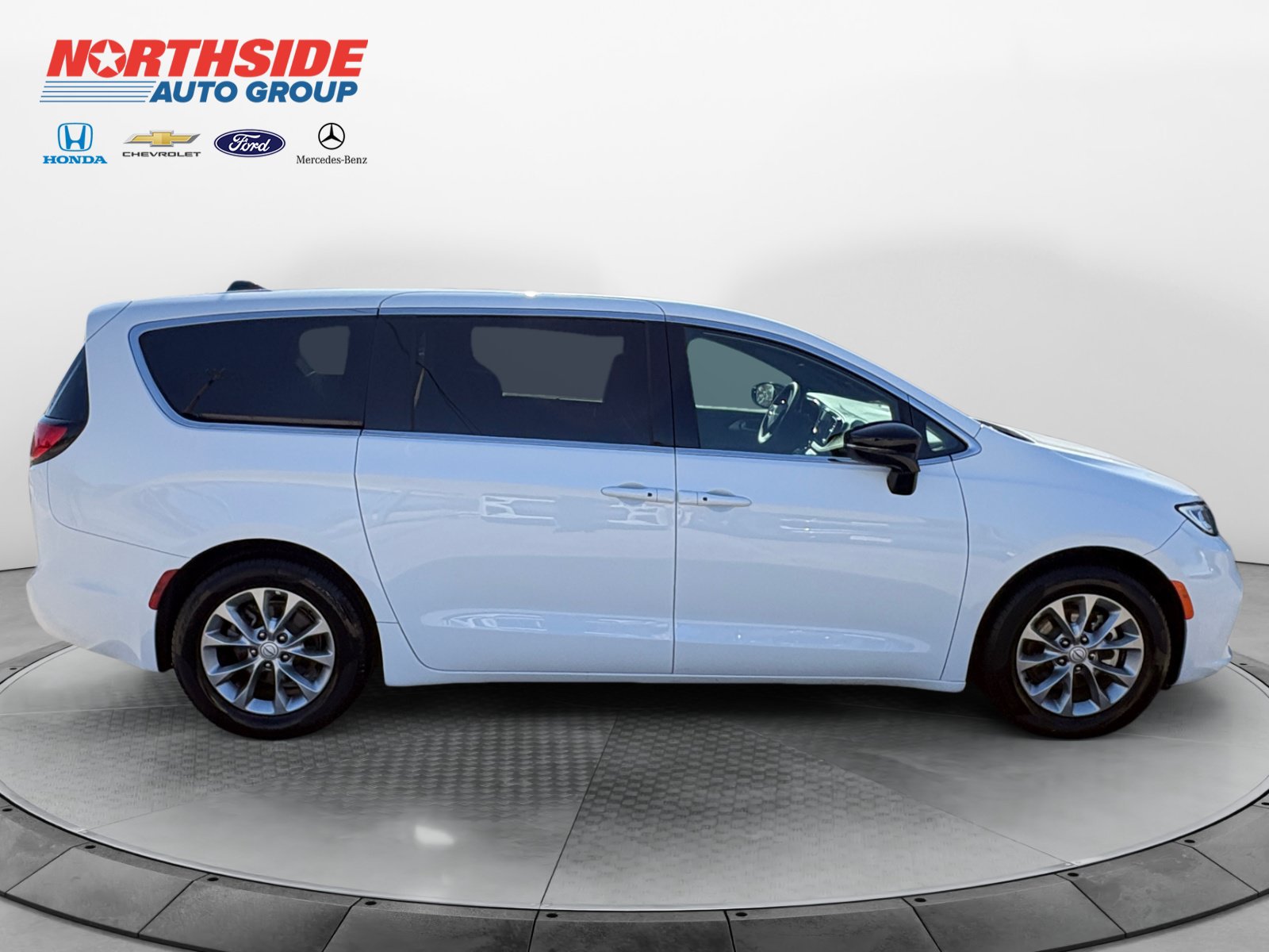 Used 2026 Chrysler Pacifica Limited FWD image 8