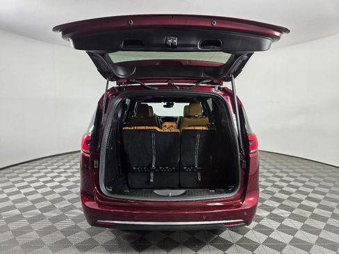Used 2023 Chrysler Pacifica Pinnacle image 5
