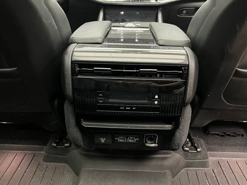Used 2023 Jeep Wagoneer 4WD w/ Premium Group I image 9