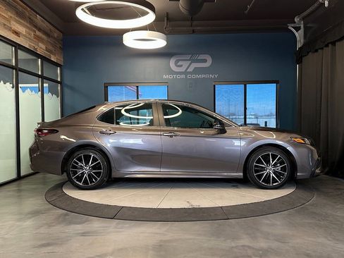 Used 2022 Toyota Camry SE image 2