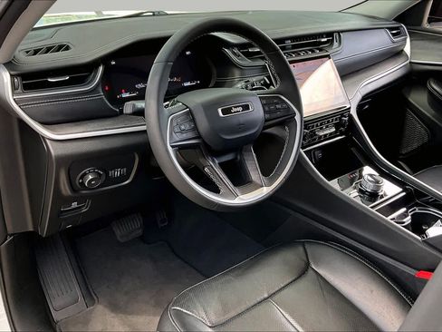 Used 2023 Jeep Grand Cherokee Limited w/ Luxury Tech Group II AWD/4WD image 18