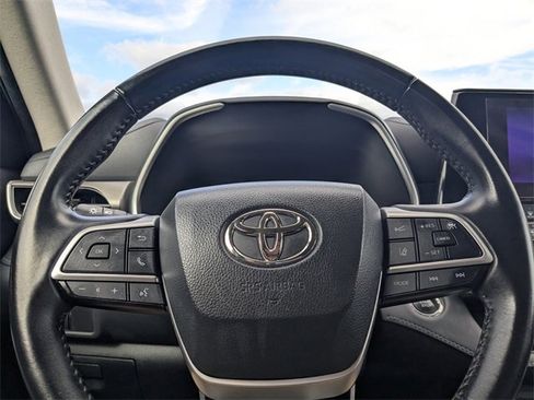 Used 2023 Toyota Highlander XLE image 25
