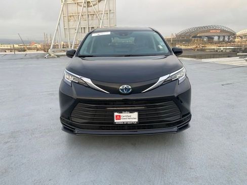 Certified 2023 Toyota Sienna LE image 3