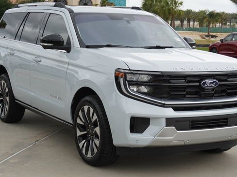 Used 2025 Ford Expedition Platinum w/ Driver's Package AWD/4WD image 3