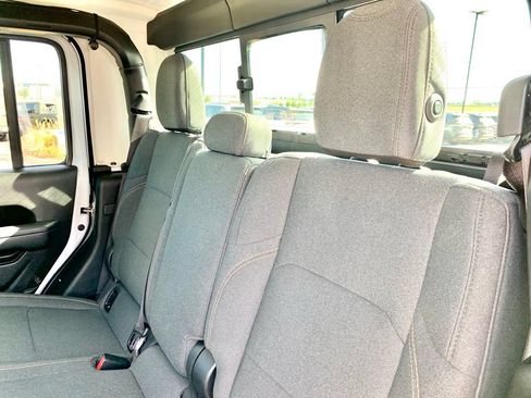 Used 2024 Jeep Gladiator Sport AWD/4WD image 17