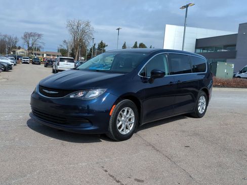 Used 2017 Chrysler Pacifica LX image 4