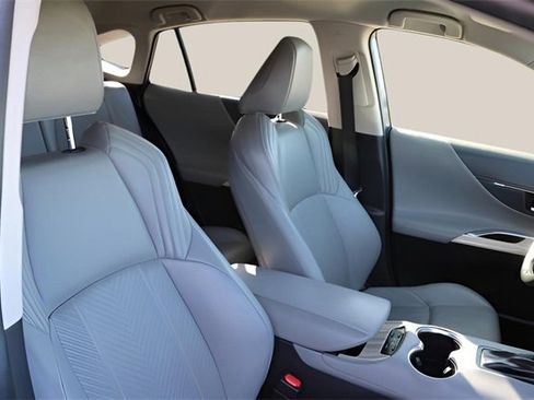 Used 2021 Toyota Venza XLE image 18