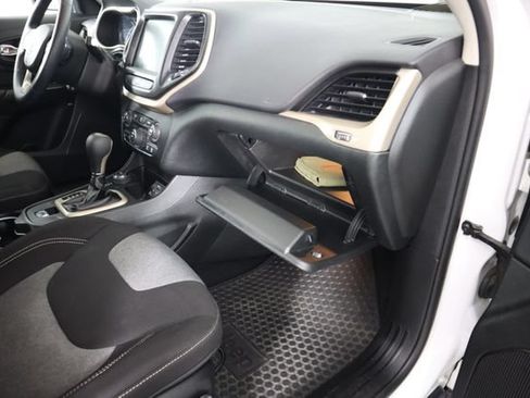 Used 2014 Jeep Cherokee Latitude w/ Cold Weather Group AWD/4WD image 54