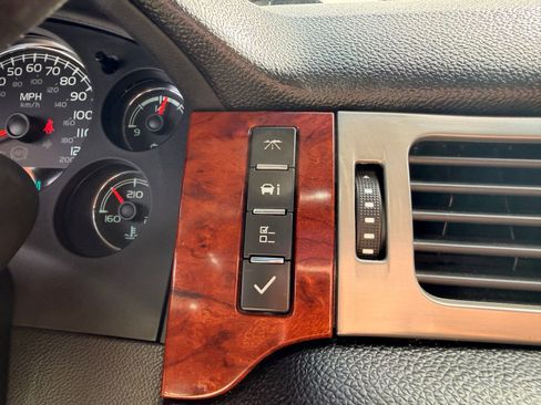 Used 2013 Chevrolet Avalanche LTZ image 20