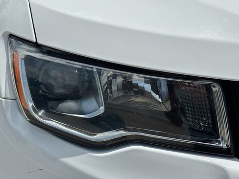 Used 2018 Jeep Grand Cherokee Laredo AWD/4WD image 34