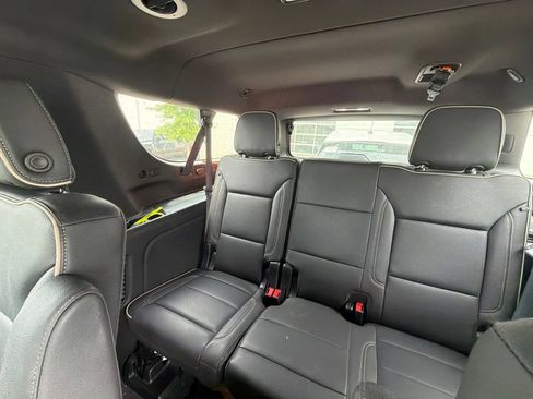 Used 2024 GMC Yukon XL SLT AWD/4WD image 13