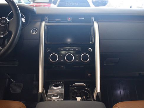 Used 2017 Land Rover Discovery HSE image 46