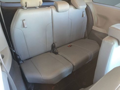 Used 2021 Toyota Sienna XLE image 28