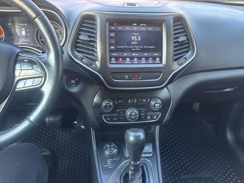 Used 2020 Jeep Cherokee Trailhawk w/ Cold Weather Group AWD/4WD image 16